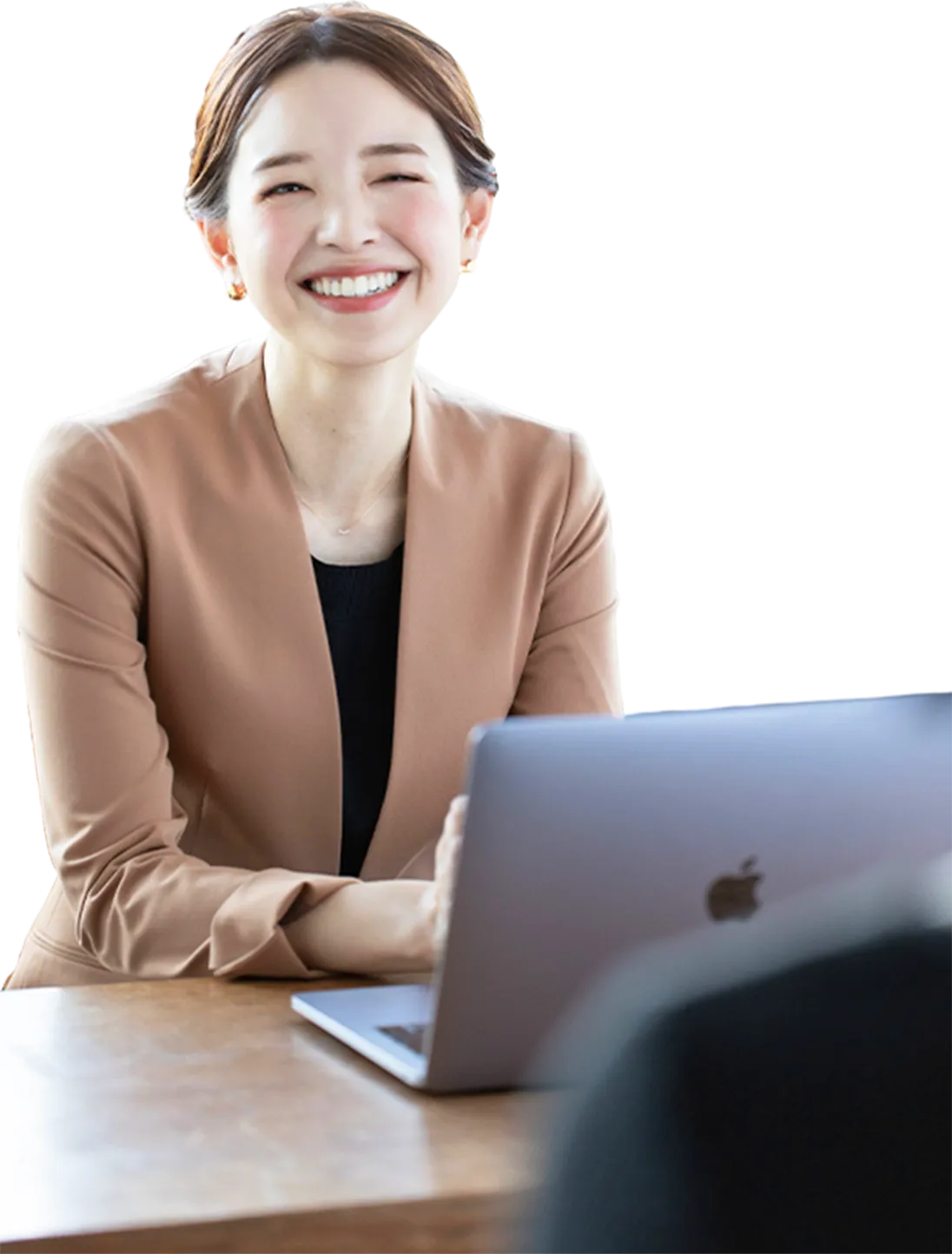 経営者と話す女性