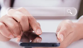 スマホを持つ手元