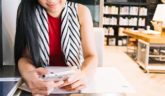 写真をチェックする女性