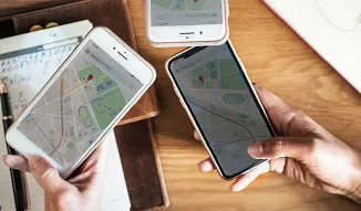 スマホで地図を見る人たち