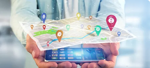 Googleマップ操作中のタブレットを持つ人物