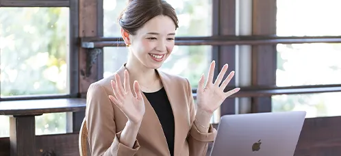 オンライン研修を受ける女性